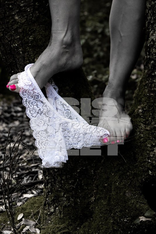 isissexyfeet_forest_25