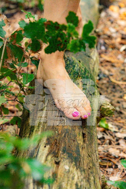 isissexyfeet_forest_3