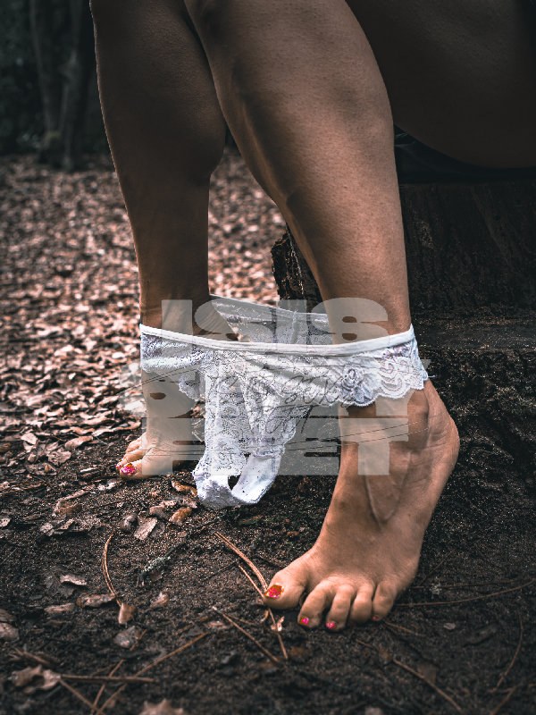 isissexyfeet_forestsexy_1